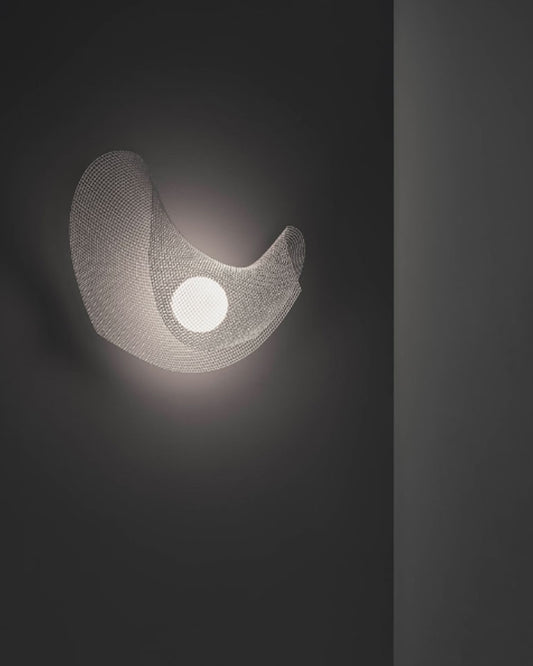 Luminaria de pared diseño moderno fabricada en malla de acero color blanco, modelo Mytilus. 