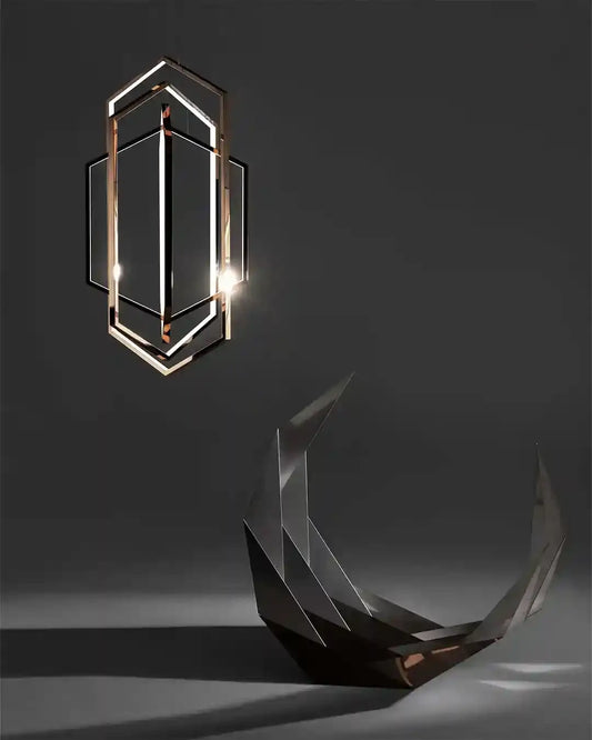 Lámpara de diseño geométrico en metal dorado sobre fondo oscuro, boutique Birot MX iluminación.