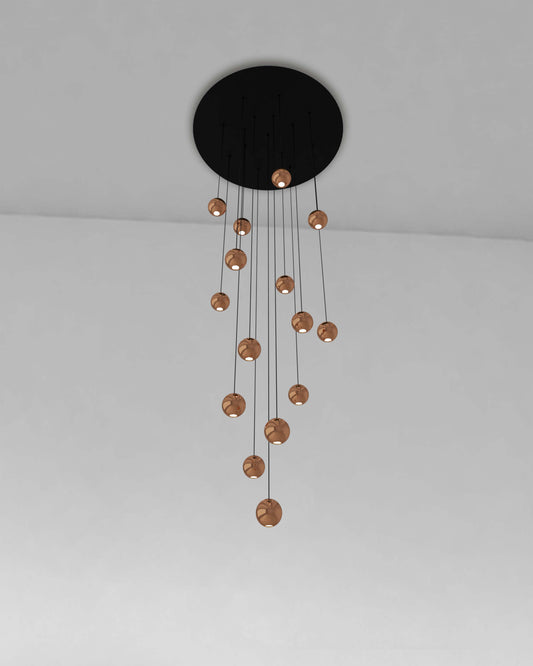Lámpara colgante moderna cobre con esferas, luz LED, diseño minimalista para interiores.