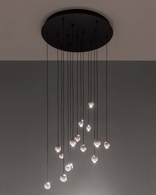 Lámpara colgante moderna de esferas de vidrio en techo gris, diseño de iluminación decorativa.