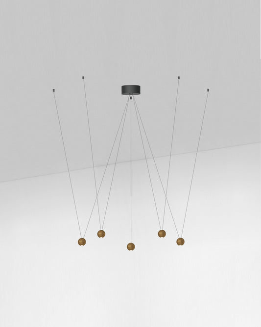 Lámpara colgante moderna de techo con cinco esferas doradas y cables delgados, diseño minimalista.