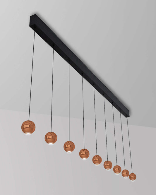 Lámpara colgante lineal moderna con nueve focos de cobre para comedor o sala.