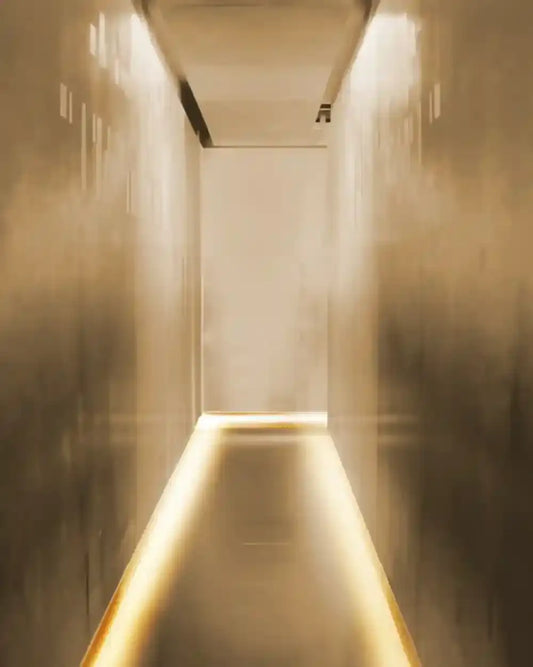 Pasillo moderno con iluminación LED en el piso, diseño minimalista, boutique de iluminación Birot MX