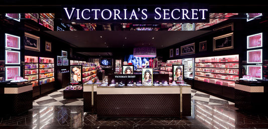 Tienda de lencería elegante con vitrinas iluminadas y productos de belleza en exhibición.