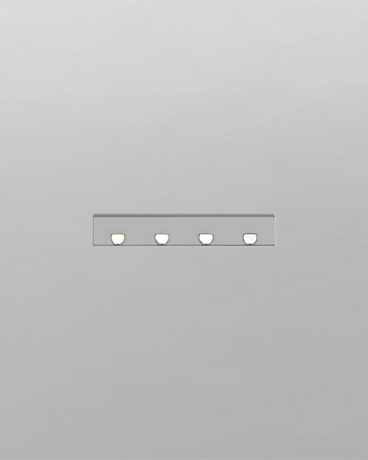 Lámpara empotrable de techo blanca con cuatro focos LED modernos, iluminación decorativa interior.