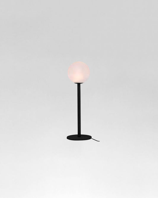 Lámpara de mesa negra con base circular y esfera de vidrio opalino, diseño moderno minimalista