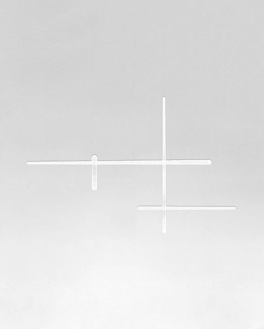 Lámpara de pared moderna blanca, diseño minimalista geométrico, iluminación decorativa.