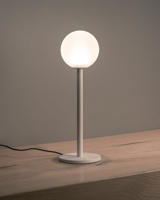 Lámpara de mesa moderna blanca con base circular y pantalla esférica de vidrio opalino