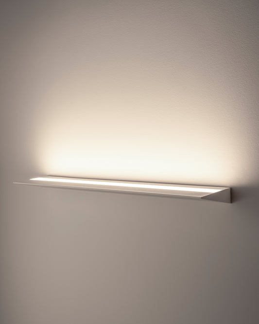 Aplique de pared moderno blanco con luz LED indirecta en fondo neutro