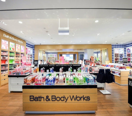 Interior de tienda de cosméticos y fragancias, estantes iluminados y productos organizados