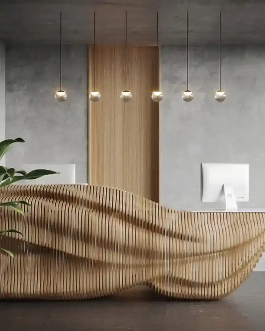 Recepción moderna con mostrador de madera ondulado, lámparas colgantes y decoración minimalista en boutique de iluminación Birot MX.