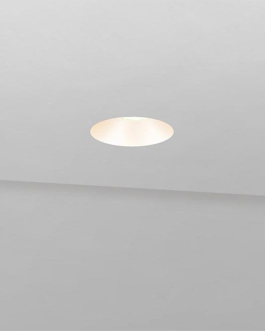 Luminario empotrable de techo trimless moderno encendido, iluminación interior minimalista.