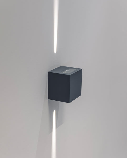 Aplique de pared moderno negro en forma de cubo con luz LED vertical, decoración minimalista.