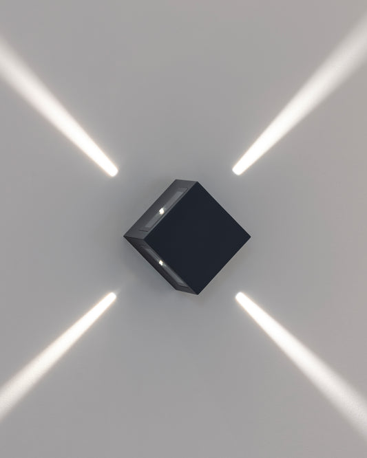 Aplique de pared moderno negro, luz LED blanca saliendo en cuatro direcciones en pared blanca
