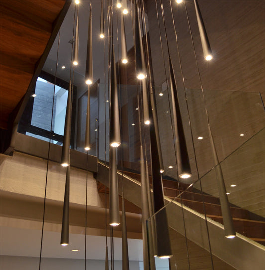Lámpara colgante moderna de múltiples luces LED en escalera interior elegante