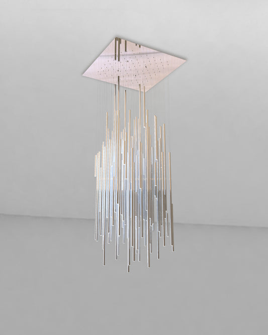 Lámpara colgante moderna de tubos cromados, diseño elegante para iluminación interior.