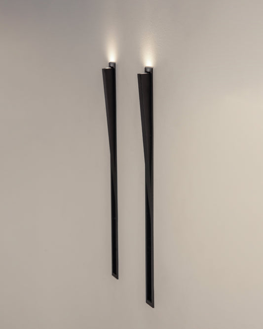 apliques de pared modernos negros con luz LED indirecta en pared blanca