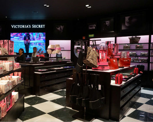 Interior de tienda de moda con bolsos, accesorios y productos de belleza en exhibición.