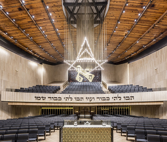 Lámpara decorativa contemporánea colgante en sinagoga moderna, diseño geométrico e iluminación LED.